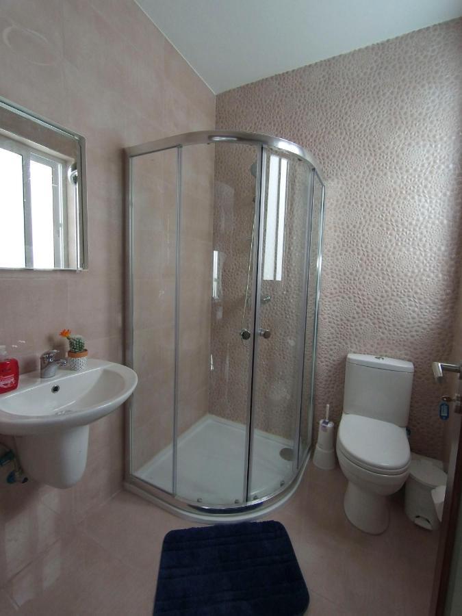 F10 Room 3, Private Room Two Single Beds Shared Bathroom In Shared Flat Мсида Экстерьер фото